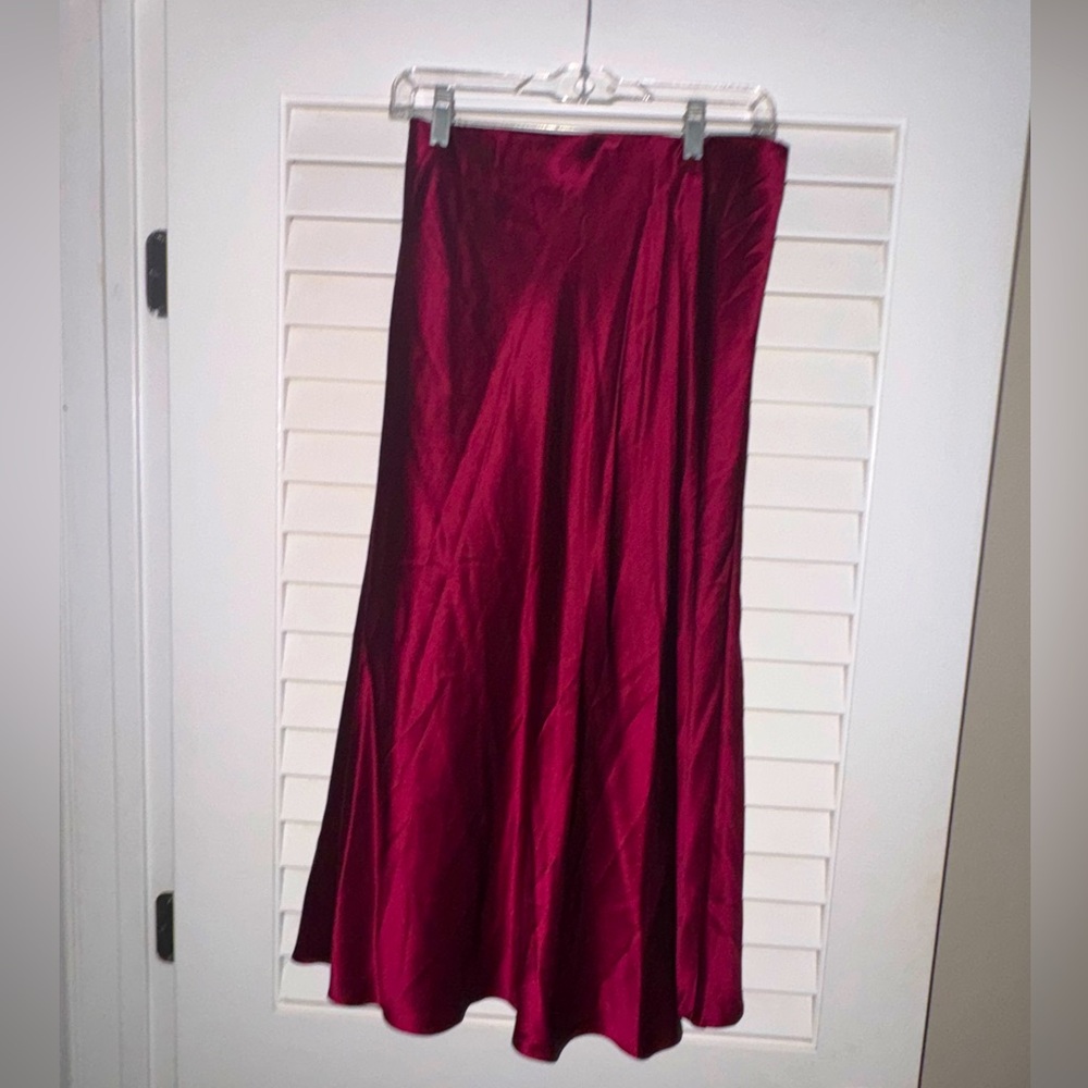Midsize satin skirt